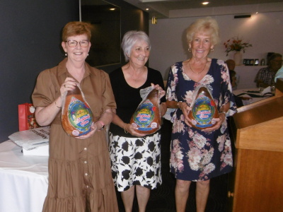  File images/2021_xmas/keys/Lynn_Horsburgh,_Valery_Purves_and_Yvonne_Daniel_with_their_second_round_door_prizes.jpg not found